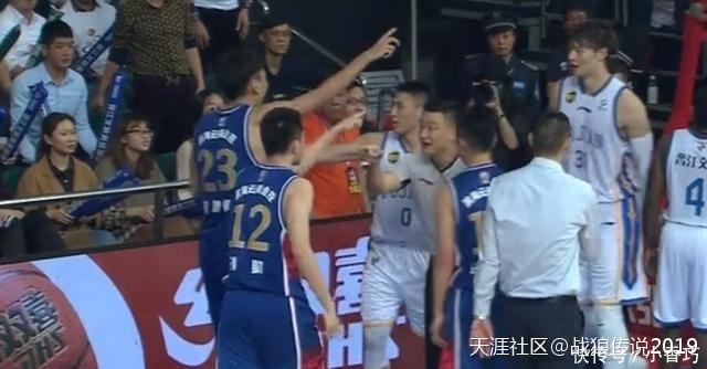 cba手机联赛版下载:CBA联赛发生大规模冲突 多名球员被驱逐出场!