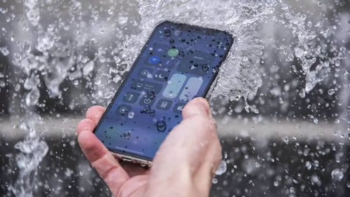 苹果手机掉在水里图片真实苹果手机掉水里了应该怎么处理