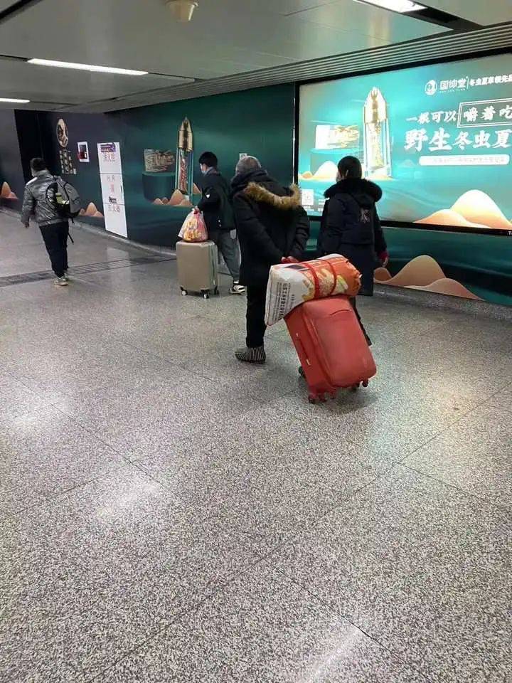 红包避小包苹果版
:杭州，我回来了！今天的杭州火车站，人们重重的行囊装了些啥？