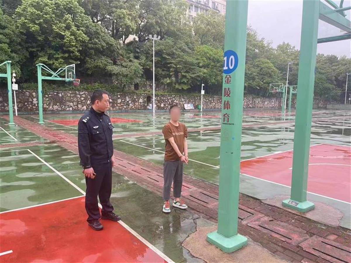 手机追踪:男子打篮球时手机被盗，武汉民警连夜追踪将小偷抓获