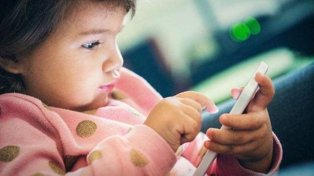 孩子过度玩手机新闻关于玩手机出事的新闻-第1张图片-太平洋在线下载